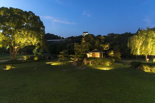 【BBQ&Co】夕涼みの「ハッピーアワー」に、自然と歴史ロマンあふれる明石公園でBBQ料理を満喫しよう！