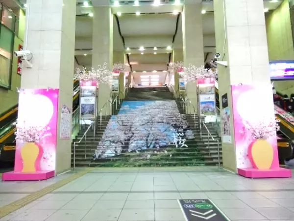 京阪電車京橋駅の大階段を広告ジャック ＳＰメディア「京橋エスカリエ」が新登場！！