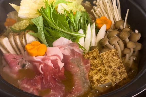 【BBQ＆Co】明石公園内のカフェ＆バー「TTT」、冬の特別なビアガーデンで温かなひとときを提供！