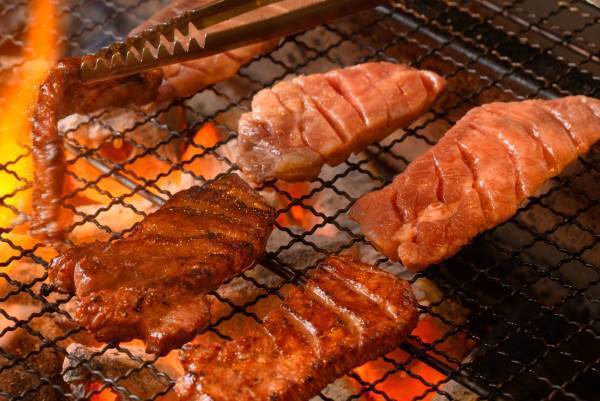 【仙台駅より徒歩7分】この夏新登場！仙台名物の牛たんを備長炭で自分のペースで焼いて楽しむワンランク上の熟成厚切り牛たん定食