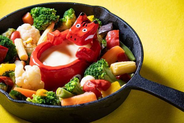 【磐梯山温泉ホテル】「巨大赤べこビアサーバー」や「赤べこチーズフォンデュ」が新登場！赤べこに囲まれた“べこジェニック”な「赤べこビアガーデン」2023年も開催｜期間：2023年7月8日～8月31日