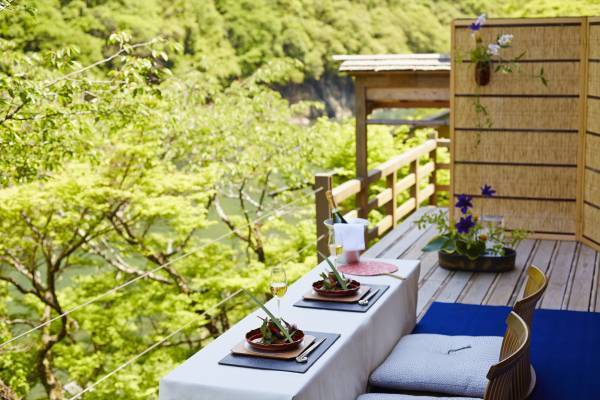 【星のや京都】納涼床での食事や、夜風での呼吸を調えるストレッチを通して自然の涼を満喫「奥嵐山の納涼滞在」開催｜期間：2023年7月1日～8月31日