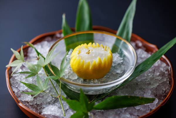 【星のや京都】納涼床での食事や、夜風での呼吸を調えるストレッチを通して自然の涼を満喫「奥嵐山の納涼滞在」開催｜期間：2023年7月1日～8月31日