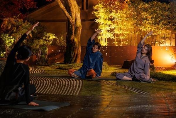 【星のや京都】納涼床での食事や、夜風での呼吸を調えるストレッチを通して自然の涼を満喫「奥嵐山の納涼滞在」開催｜期間：2023年7月1日～8月31日