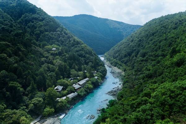 【星のや京都】納涼床での食事や、夜風での呼吸を調えるストレッチを通して自然の涼を満喫「奥嵐山の納涼滞在」開催｜期間：2023年7月1日～8月31日