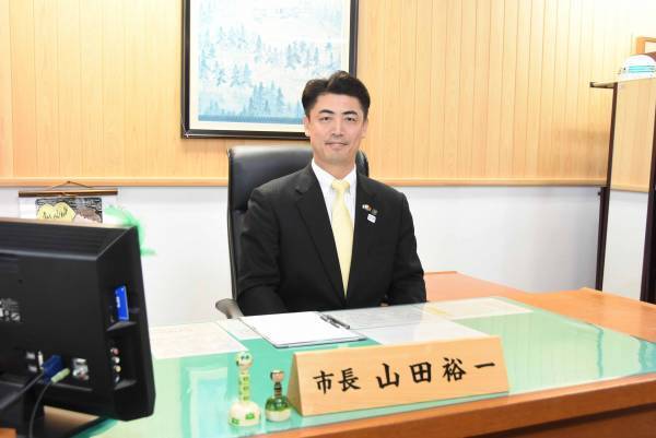 白石市の不登校に対する取り組みについてどう思いますか？宮城県白石市長から全国の人へ問うた結果、「社会全体で向き合う必要のある事象だと思うのでとても興味がある」と約7割が回答。社会的に高い関心。