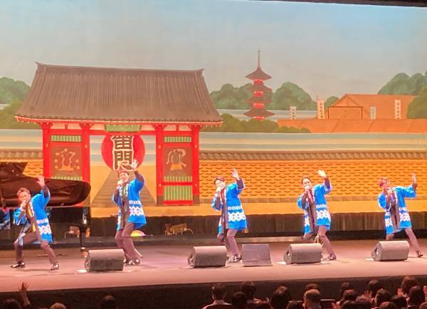 ベイビーブーの浅草公演に五木ひろしがゲスト出演！アカペラコーラスの共演で観客を魅了
