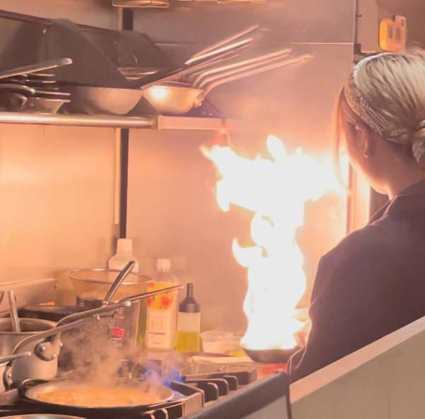 三田・田町【炎を操る料理人】日曜よりみちバル「camino」がオープン