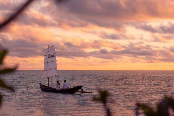 【星のや竹富島】～伝統的な木造船「サバニ」に乗って砂浜へ。穏やかな島時間を堪能。～海に浮かんでいるような砂浜で大切な人と夕刻の絶景を眺める「いりばなの思い出」を実施｜期間：2023年3月1日～5月31日