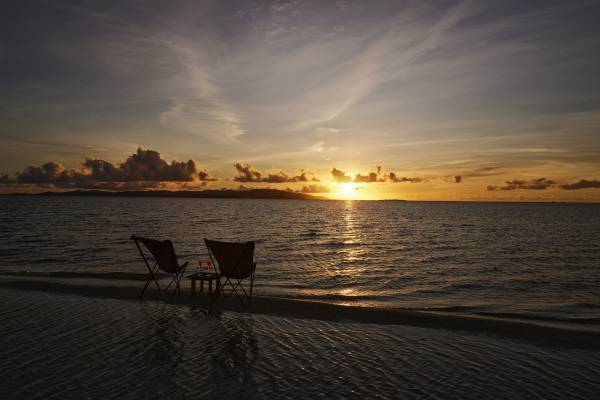 【星のや竹富島】～伝統的な木造船「サバニ」に乗って砂浜へ。穏やかな島時間を堪能。～海に浮かんでいるような砂浜で大切な人と夕刻の絶景を眺める「いりばなの思い出」を実施｜期間：2023年3月1日～5月31日