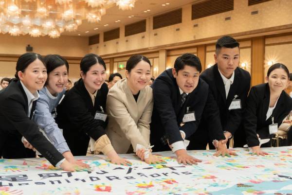 【星野リゾート】2023年度春の入社式実施のご報告 ～ねぶた囃子が門出をお祝い！未来に向かって跳ねる324名～｜開催日：2023年4月3日・8日