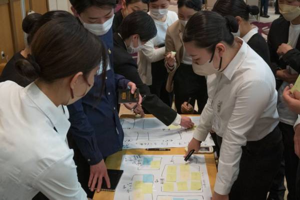 【星野リゾート】2023年度春の入社式実施のご報告 ～ねぶた囃子が門出をお祝い！未来に向かって跳ねる324名～｜開催日：2023年4月3日・8日