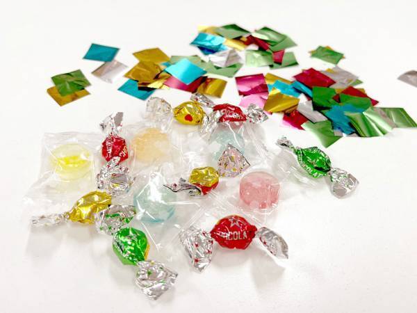 お菓子が飛び出す「おかしなくす玉」を仕様・価格をリニューアルして4/26に発売！