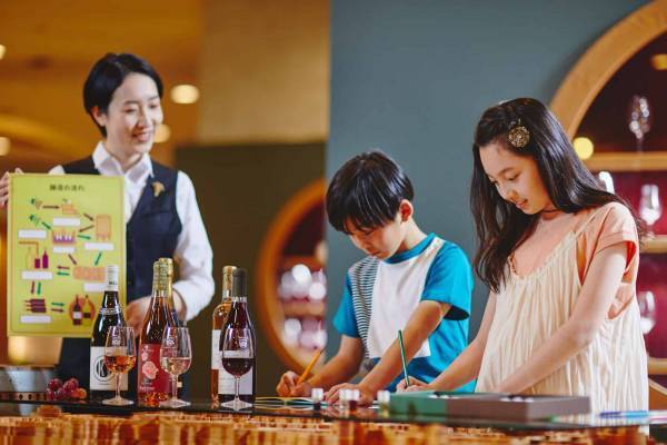 【リゾナーレ八ヶ岳】葡萄畑やワインの熟成室を見学する「醸造 Academy ～夏休みの自由研究～」開催 ～ワインの成分を分析するサンプリング体験も実施～｜実施日：2023年8月1日～31日の毎週火曜日から1泊2日