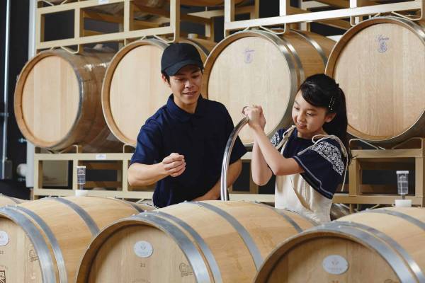 【リゾナーレ八ヶ岳】葡萄畑やワインの熟成室を見学する「醸造 Academy ～夏休みの自由研究～」開催 ～ワインの成分を分析するサンプリング体験も実施～｜実施日：2023年8月1日～31日の毎週火曜日から1泊2日