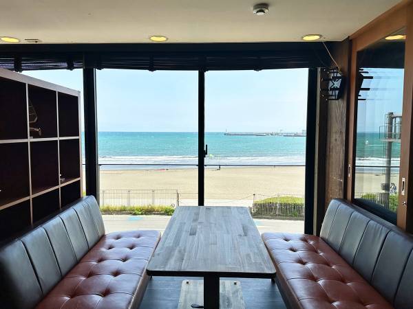 江ノ島 オーシャンビューの2階席でコース料理を堪能！「カフェ＆バー ヘミングウェイ江ノ島 本店」～コース料理のご予約受付開始～