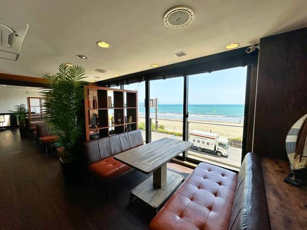 江ノ島 オーシャンビューの2階席でコース料理を堪能！「カフェ＆バー ヘミングウェイ江ノ島 本店」～コース料理のご予約受付開始～