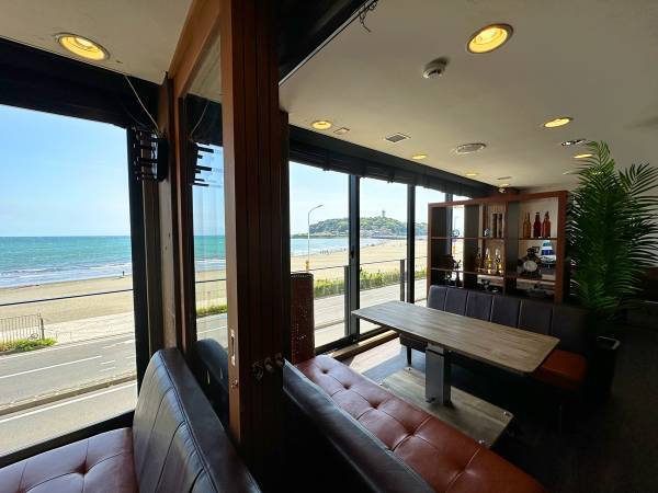 江ノ島 オーシャンビューの2階席でコース料理を堪能！「カフェ＆バー ヘミングウェイ江ノ島 本店」～コース料理のご予約受付開始～