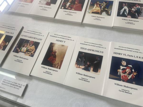 ギャビン・バントック名誉教授寄贈の英語劇シナリオを展示 夏の図書館特別展示「シェイクスピア」