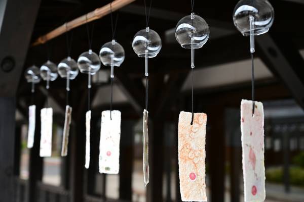 【界】21 通りの音色で涼を楽しむ 「界のご当地風鈴オーケストラ」登場 ～温泉旅館ブランドの界が提案する、至福の湯涼み体験～｜期間：2023年6月1日〜8月31日