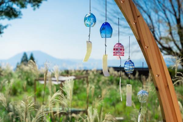 【界】21 通りの音色で涼を楽しむ 「界のご当地風鈴オーケストラ」登場 ～温泉旅館ブランドの界が提案する、至福の湯涼み体験～｜期間：2023年6月1日〜8月31日