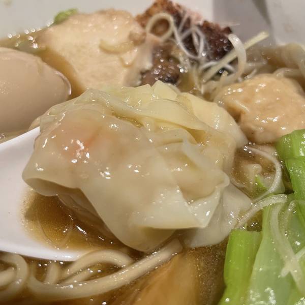 三鷹【トリプル焼豚・ダブル雲吞】濃厚淡麗醤油ラーメン「べぃしっく」 が凱旋オープン