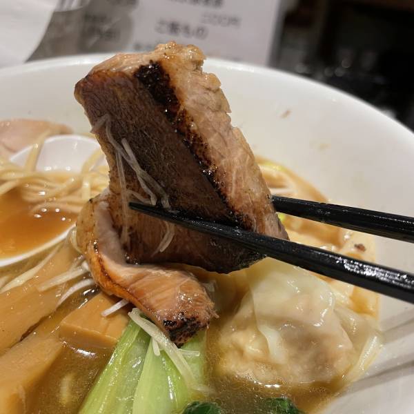 三鷹【トリプル焼豚・ダブル雲吞】濃厚淡麗醤油ラーメン「べぃしっく」 が凱旋オープン