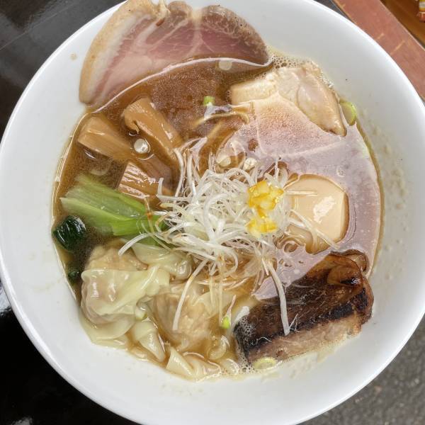 三鷹【トリプル焼豚・ダブル雲吞】濃厚淡麗醤油ラーメン「べぃしっく」 が凱旋オープン