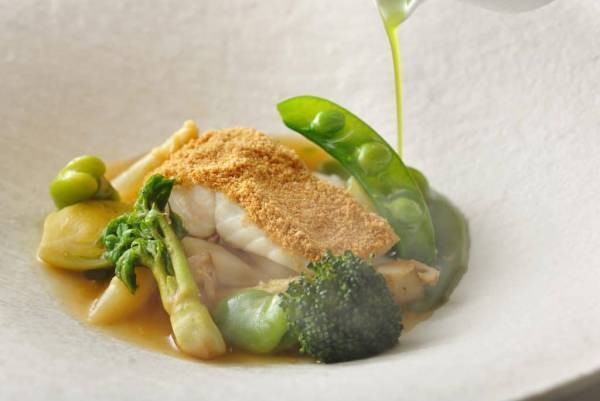 【リゾナーレ八ヶ岳】行者ニンニクや蕗味噌、芽キャベツなど旬の味覚を堪能できる春限定のディナーコースを提供｜期間：2023年3月21日～6月27日