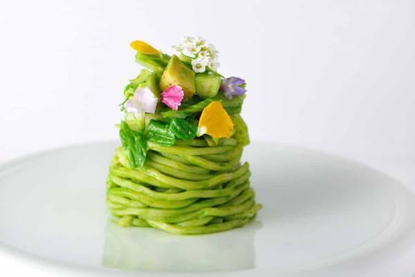 【リゾナーレ八ヶ岳】行者ニンニクや蕗味噌、芽キャベツなど旬の味覚を堪能できる春限定のディナーコースを提供｜期間：2023年3月21日～6月27日