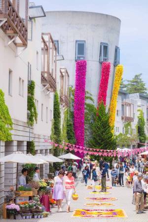 【 リゾナーレ八ヶ岳】高原の春の訪れを祝う祭典「回廊の花咲くリゾナーレ」開催～「風に舞う花びら」をテーマにした装飾が加わり、より華やかな空間を演出～｜期間：2023年4月29日〜5月28日
