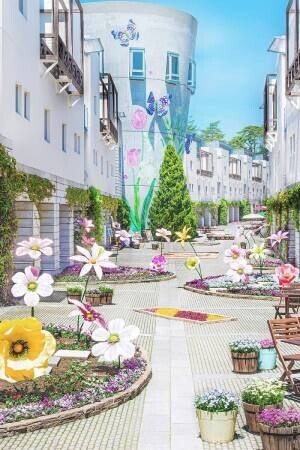 【 リゾナーレ八ヶ岳】高原の春の訪れを祝う祭典「回廊の花咲くリゾナーレ」開催～「風に舞う花びら」をテーマにした装飾が加わり、より華やかな空間を演出～｜期間：2023年4月29日〜5月28日