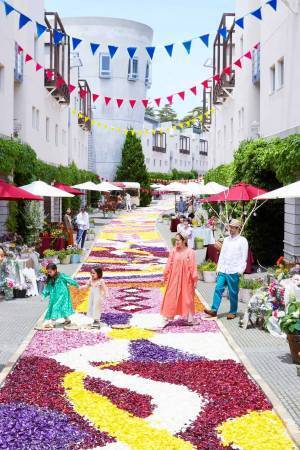 【 リゾナーレ八ヶ岳】高原の春の訪れを祝う祭典「回廊の花咲くリゾナーレ」開催～「風に舞う花びら」をテーマにした装飾が加わり、より華やかな空間を演出～｜期間：2023年4月29日〜5月28日