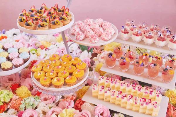 【 リゾナーレ八ヶ岳】高原の春の訪れを祝う祭典「回廊の花咲くリゾナーレ」開催～「風に舞う花びら」をテーマにした装飾が加わり、より華やかな空間を演出～｜期間：2023年4月29日〜5月28日