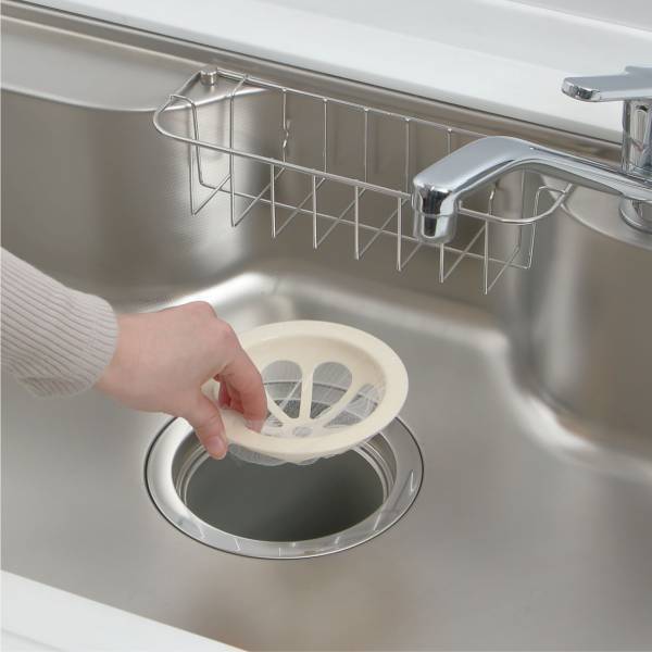 【お得なクーポンコード付き！】市販の水切りネットをかぶせるだけで、水はけ抜群の排水口ゴミ受けに早変わり！『排水口ネットホルダー』を新発売！