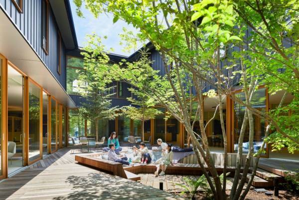 【BEB5軽井沢】日本各地を旅して、フィナーレの地軽井沢へ。星野リゾートの施設を巡る「旅するLovePiano」を7カ所目のBEB5軽井沢に設置│期間：2023年6月6日～7月31日