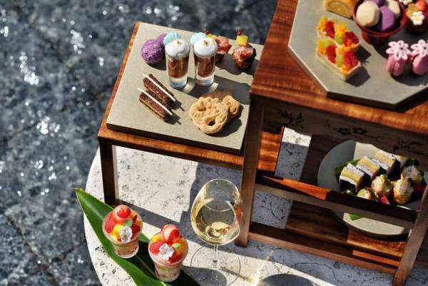 【星のや沖縄】海に臨むプールサイドで味わう、琉球王朝時代のもてなしを現代に表現した「海風(うみかじ)アフタヌーンティー」提供｜期間：2023年3月1日～5月31日