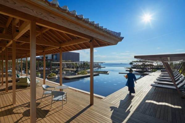 【星のや沖縄】海に臨むプールサイドで味わう、琉球王朝時代のもてなしを現代に表現した「海風(うみかじ)アフタヌーンティー」提供｜期間：2023年3月1日～5月31日