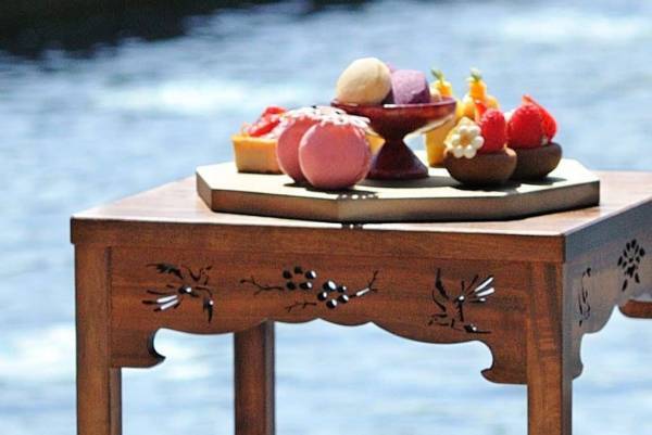 【星のや沖縄】海に臨むプールサイドで味わう、琉球王朝時代のもてなしを現代に表現した「海風(うみかじ)アフタヌーンティー」提供｜期間：2023年3月1日～5月31日