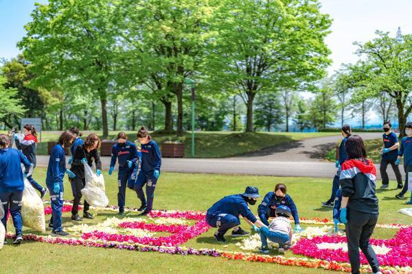 約7,000輪のチューリップを富山南警察署に提供「TOYAMA SMILE FLOWER CARPET 2023」に賛同し、 4月25日に保育園児らとフラワーカーペット製作