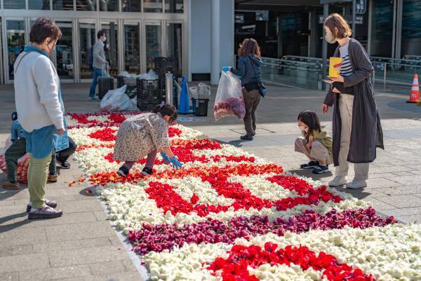 約7,000輪のチューリップを富山南警察署に提供「TOYAMA SMILE FLOWER CARPET 2023」に賛同し、 4月25日に保育園児らとフラワーカーペット製作