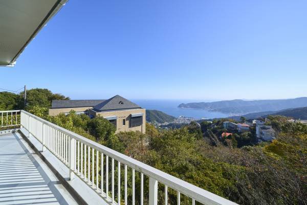 「スイートヴィラ 熱海オーシャンハウス」が12月1日に開業　〈熱海の街と海を一望する温泉付貸別荘〉