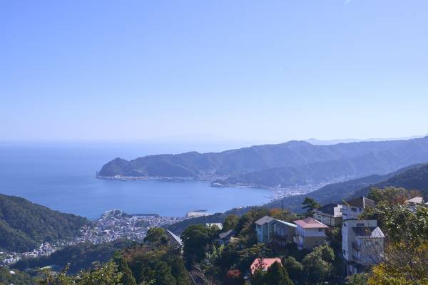 「スイートヴィラ 熱海オーシャンハウス」が12月1日に開業　〈熱海の街と海を一望する温泉付貸別荘〉