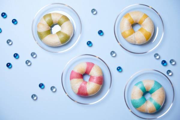 【リゾナーレ八ヶ岳】砂浜をイメージしたプールサイドにカラフルなうきわが登場！「八ヶ岳うきわビーチ」開催 ～全20種の夏らしいうきわや、うきわのようなベーグルも提供～｜期間：2023年7月1日～9月30日