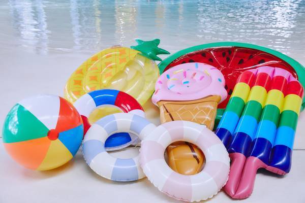 【リゾナーレ八ヶ岳】砂浜をイメージしたプールサイドにカラフルなうきわが登場！「八ヶ岳うきわビーチ」開催 ～全20種の夏らしいうきわや、うきわのようなベーグルも提供～｜期間：2023年7月1日～9月30日