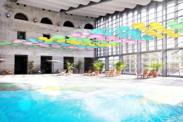 【リゾナーレ八ヶ岳】砂浜をイメージしたプールサイドにカラフルなうきわが登場！「八ヶ岳うきわビーチ」開催 ～全20種の夏らしいうきわや、うきわのようなベーグルも提供～｜期間：2023年7月1日～9月30日