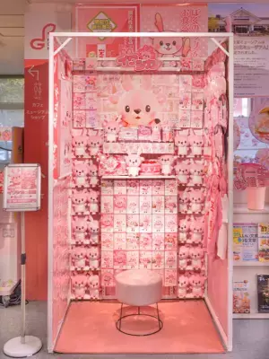 【4月10日はイワシカのお誕生日】3月23日～4月9日までバースデーイベントを開催。毎週末にキャラクターが来館！期間限定フォトスポット「イワシカの部屋～推し活ブース～」も新登場