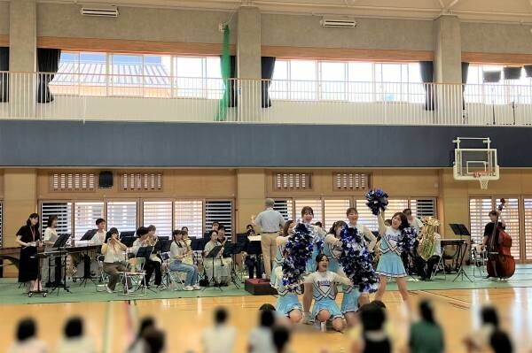 大阪国際大学・大阪国際大学短期大学部のクラブ学生が守口市立よつば小学校校庭キャンプに協力