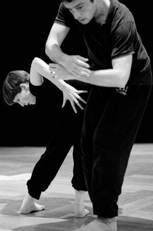 日本の祝祭舞踏「三番叟」がイギリスの現代舞踊と融合、LGBTQ+ダンスデュオThick&Tightと能楽師の驚愕のコラボ！カンフェティでチケット発売