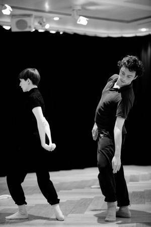 日本の祝祭舞踏「三番叟」がイギリスの現代舞踊と融合、LGBTQ+ダンスデュオThick&Tightと能楽師の驚愕のコラボ！カンフェティでチケット発売